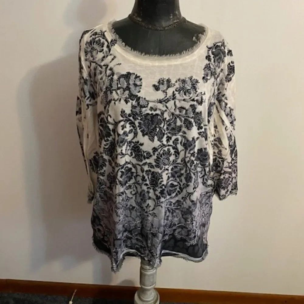Chico embellished Black/White top, size 3 (16)